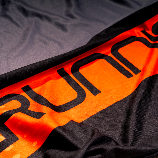 PC11H02 Playera de manga corta para caballero de la onceava edición del maratón. Gris con detalles en naranja