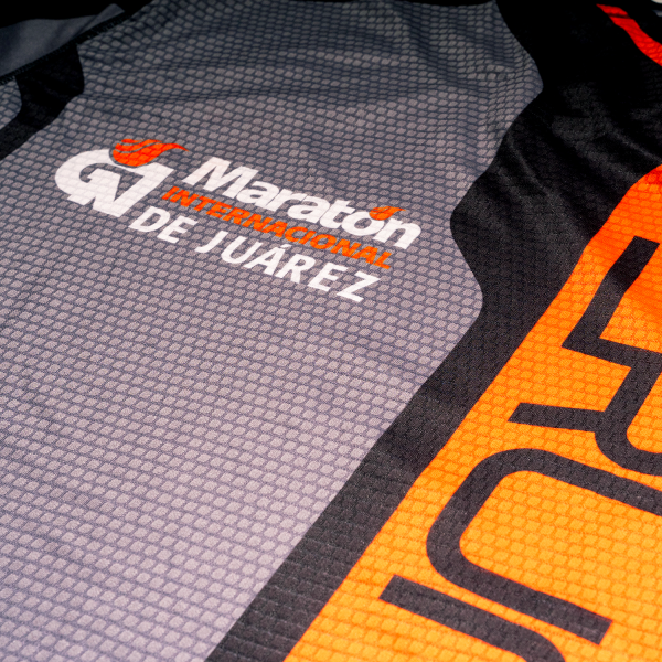 PC11H04 Playera de manga corta para caballero de la onceava edición del maratón. Gris con detalles en naranja