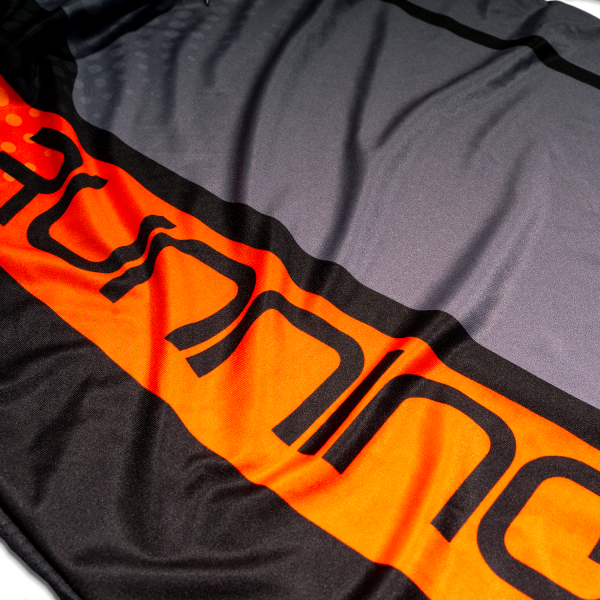 Playera de manga corta para dama de la onceava edición del maratón. Gris con detalles en naranja