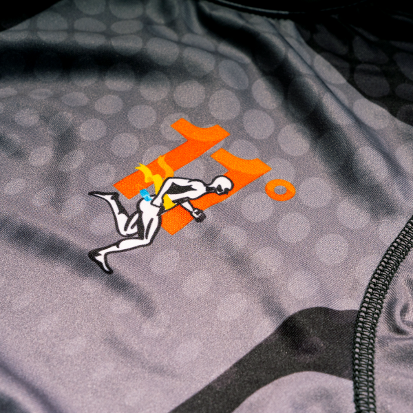 Playera de manga corta para dama de la onceava edición del maratón. Gris con detalles en naranja