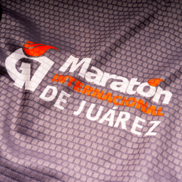Playera de manga corta para dama de la onceava edición del maratón. Gris con detalles en naranja