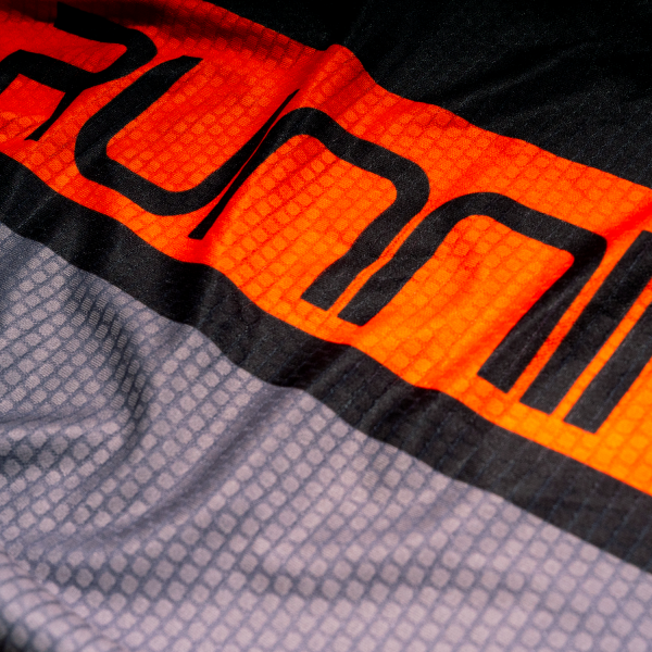 Playera de manga corta para dama de la onceava edición del maratón. Gris con detalles en naranja