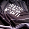 Playera de manga corta para caballero. Negra con diseño moderno en gris