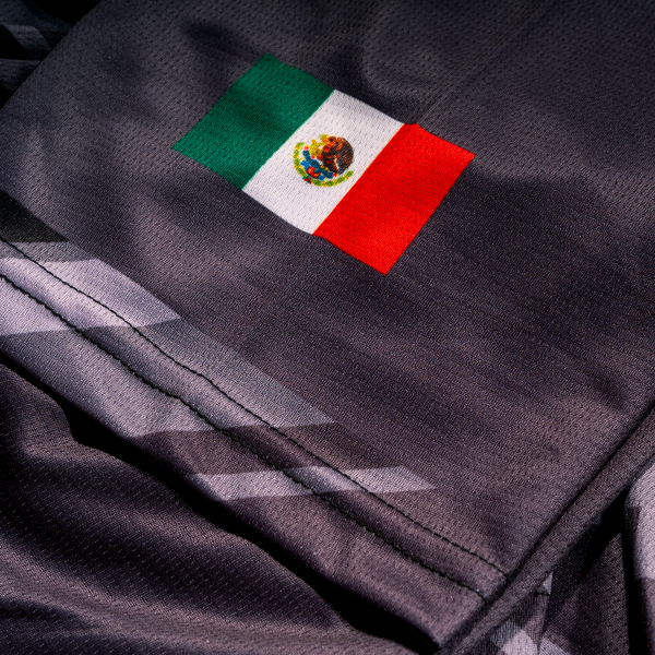 Playera de manga corta para caballero. Negra con diseño moderno en gris