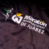 Playera de manga corta para caballero. Negra con diseño moderno en gris