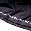 Playera de manga corta para caballero. Negra con diseño moderno en gris