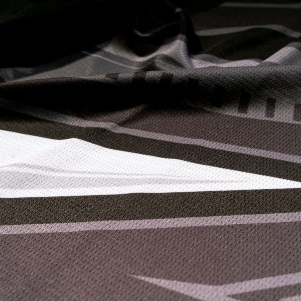 Playera de manga corta para dama. Color negra con diseño moderno en gris