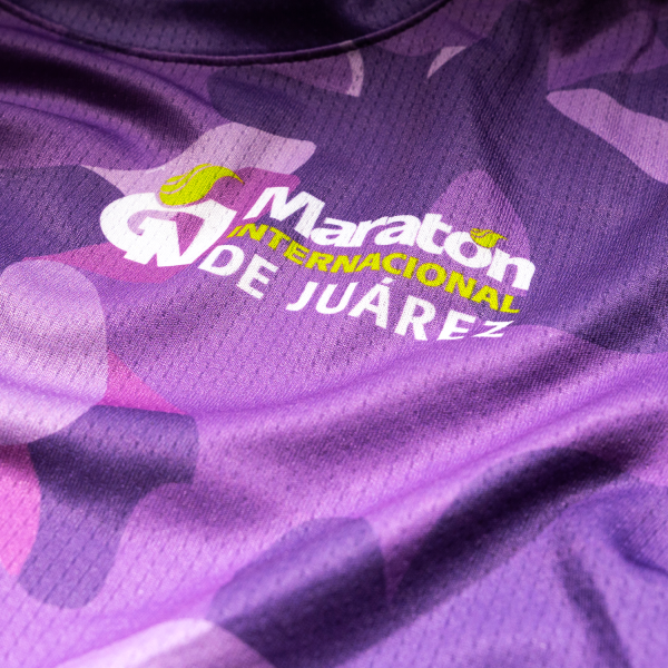 Playera infantil unisex, morada con estampado militar