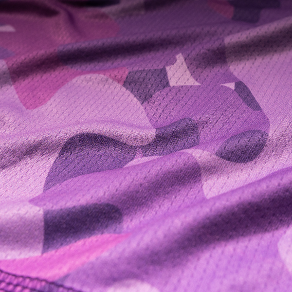 Playera infantil unisex, morada con estampado militar