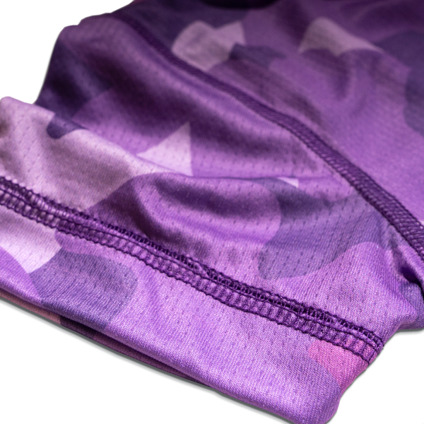 Playera infantil unisex, morada con estampado militar