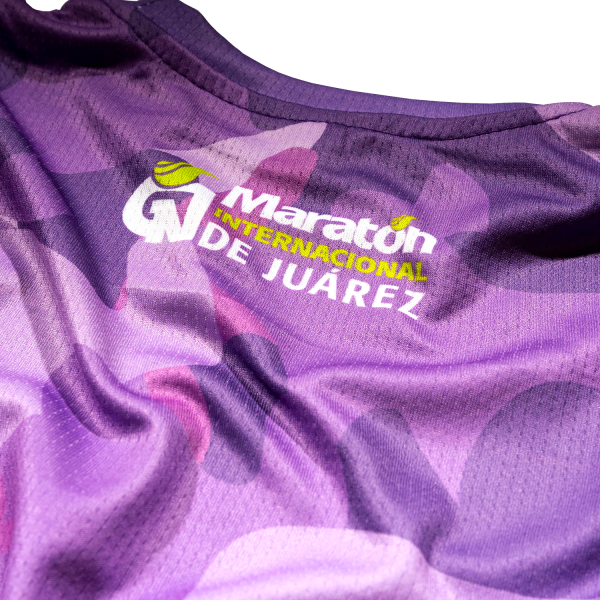 Playera infantil unisex, morada con estampado militar