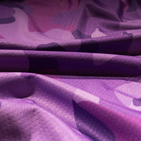 Playera infantil unisex, morada con estampado militar