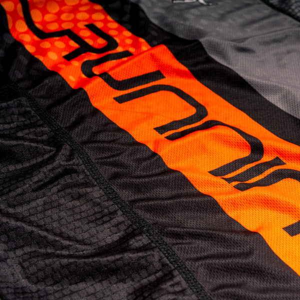 Playera de tirantes de la onceava edición del maratón. Gris con detalles en naranja