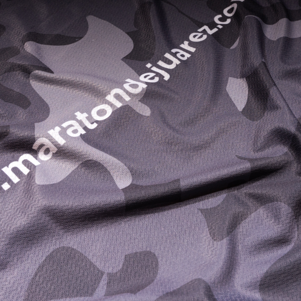 Playera de tirantes gris, doceava edición del maratón