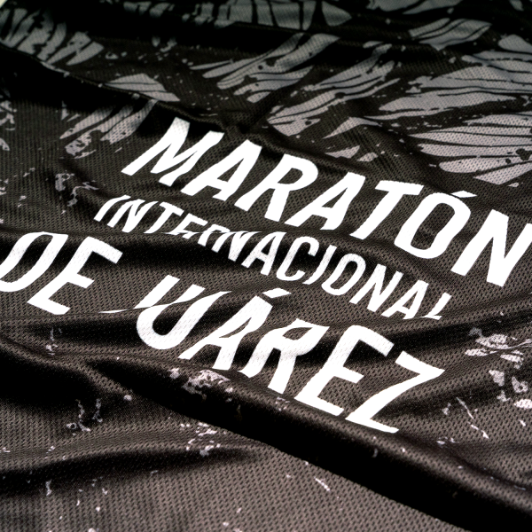 Playera de tirantes para caballero del maratón. Color negro y diseño en gris