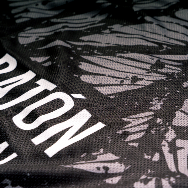 Playera de tirantes para caballero del maratón. Color negro y diseño en gris