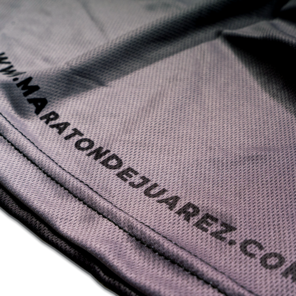 Playera de tirantes para caballero del maratón. Color negro y diseño en gris