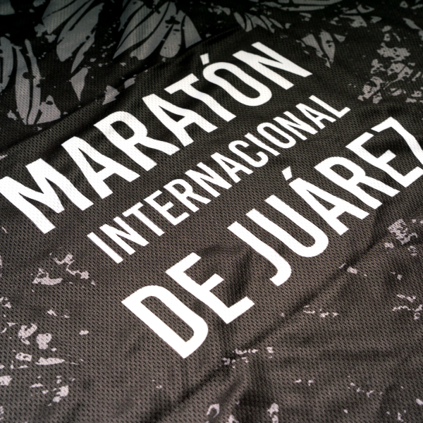 Playera de tirantes para dama del maratón. Color negro y diseño en gris