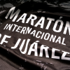 Playera de tirantes para dama del maratón. Color negro y diseño en gris