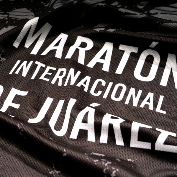 Playera de tirantes para dama del maratón. Color negro y diseño en gris