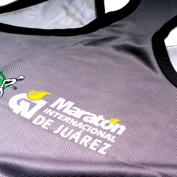 Playera de tirantes para dama del maratón. Color negro y diseño en gris