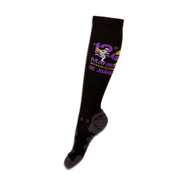 SL12U04 Calcetines de compresión de la doceava edición del maratón. Color negro con detalles en morado