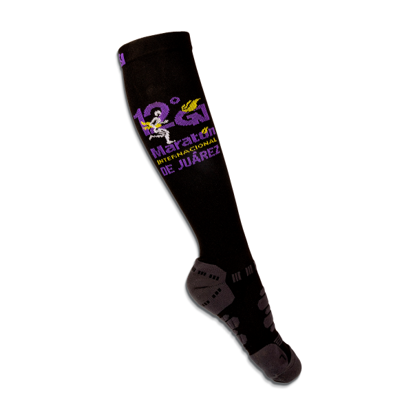 SL12U06 Calcetines de compresión de la doceava edición del maratón. Color negro con detalles en morado