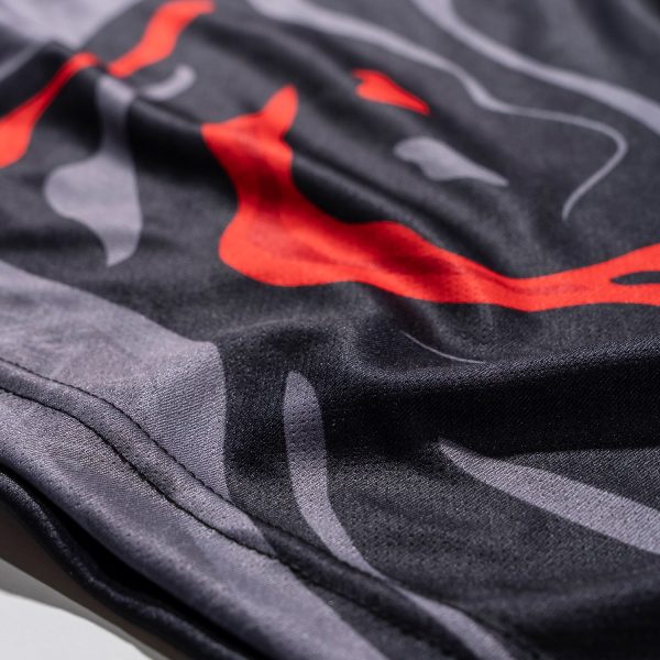 Playera negra con gris y rojo unisex