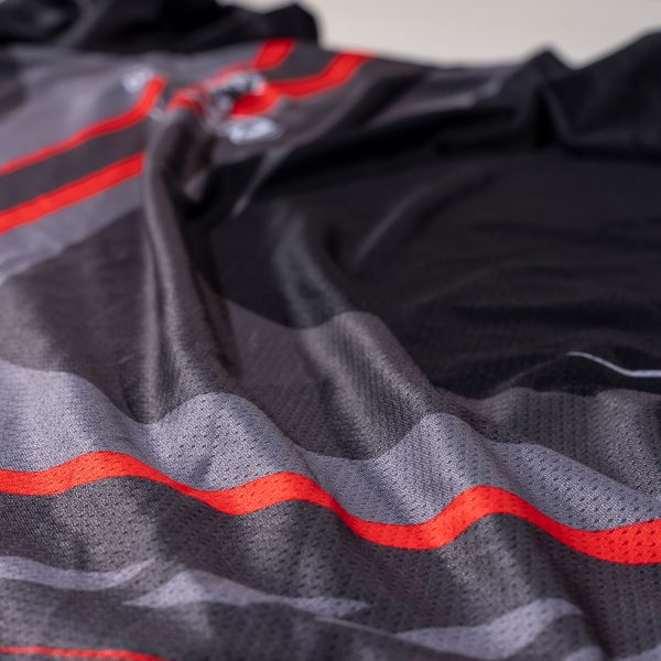 Sudadera negra con detalles en gris y rojo