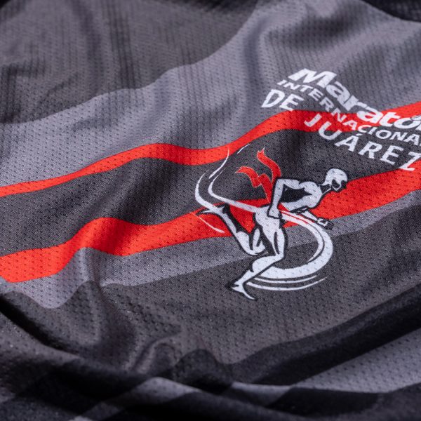 Sudadera negra con detalles en gris y rojo