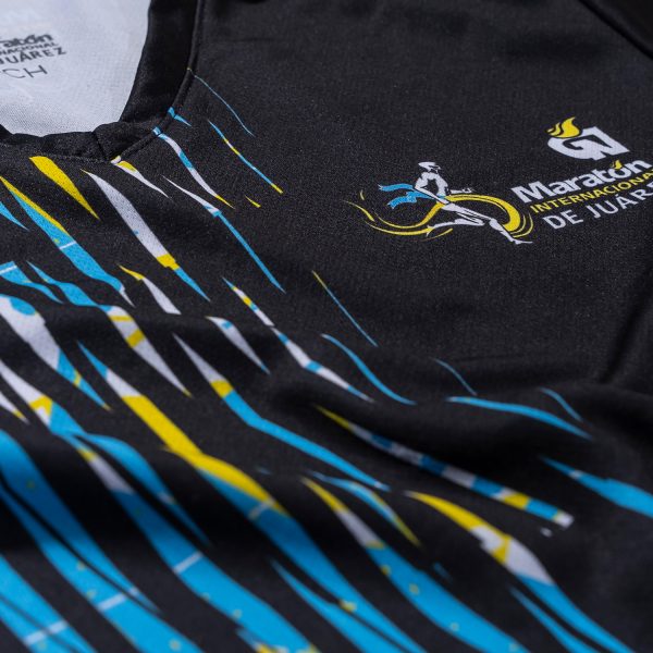 Playera cuello v negra detalles azul amarillo