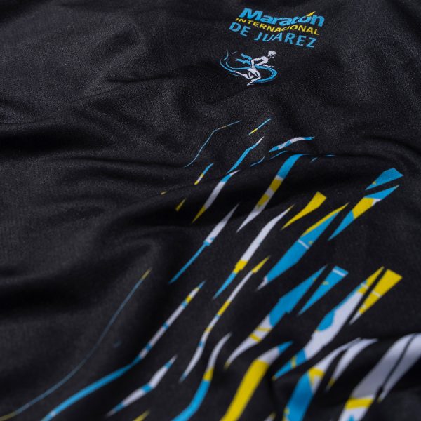 Playera cuello v negra detalles azul amarillo