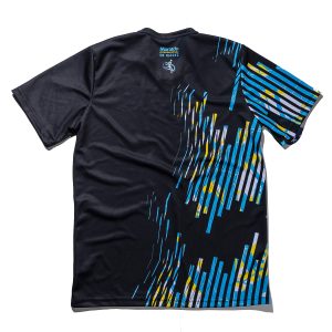 Playera cuello v negra detalles azul amarillo