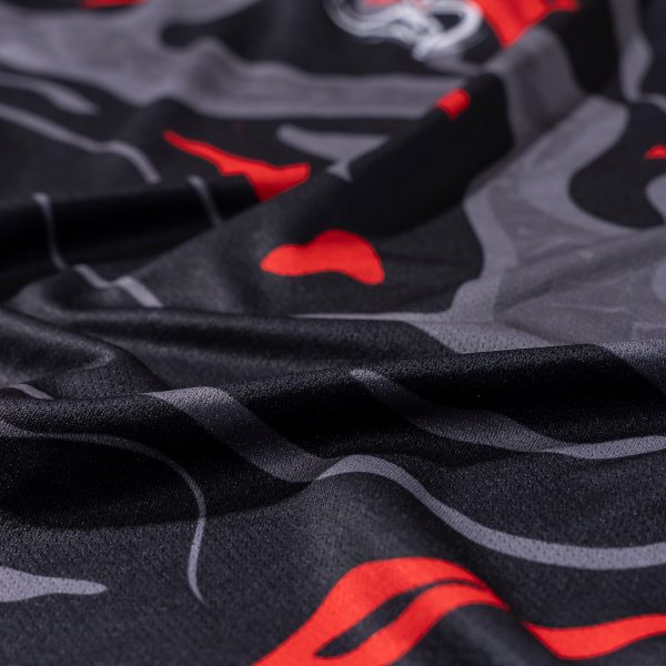 Playera negra con gris y rojo unisex