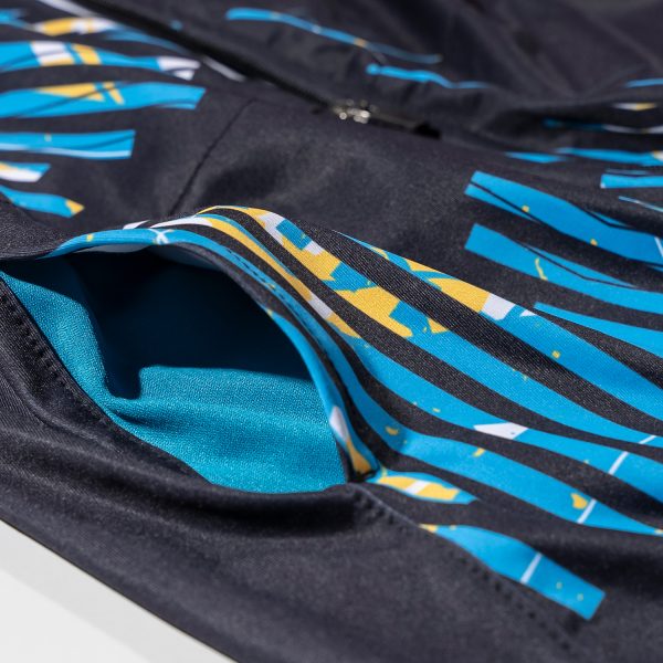 Chamarra negra con detalles azules y zipper