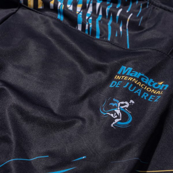 Chamarra negra con detalles azules y zipper