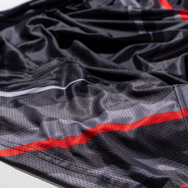 Sudadera negra con detalles en gris y rojo