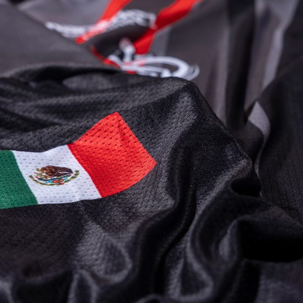 Sudadera negra con detalles en gris y rojo